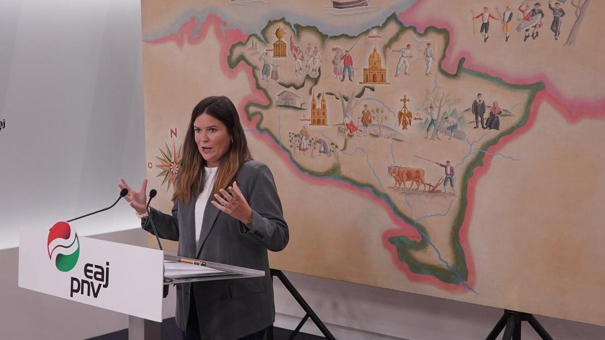 La secretaria del EBB, Maitane Ipiñazar, durante la rueda de prensa en Sabin Etxea.