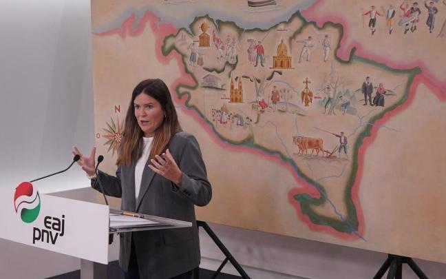 La secretaria del EBB, Maitane Ipiñazar, durante la rueda de prensa en Sabin Etxea.