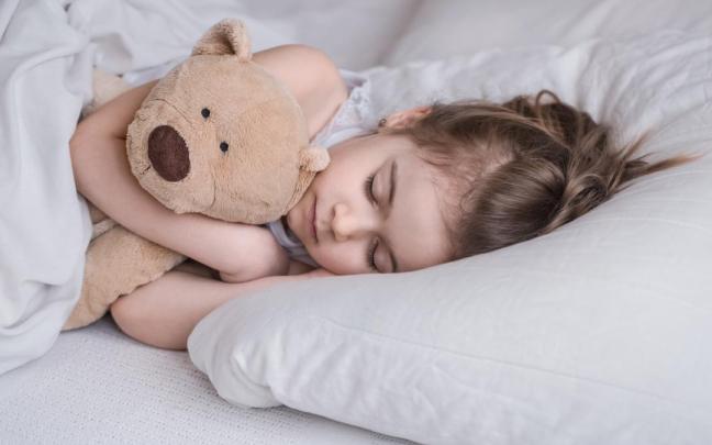 Imagen de archivo de una niña durmiendo.