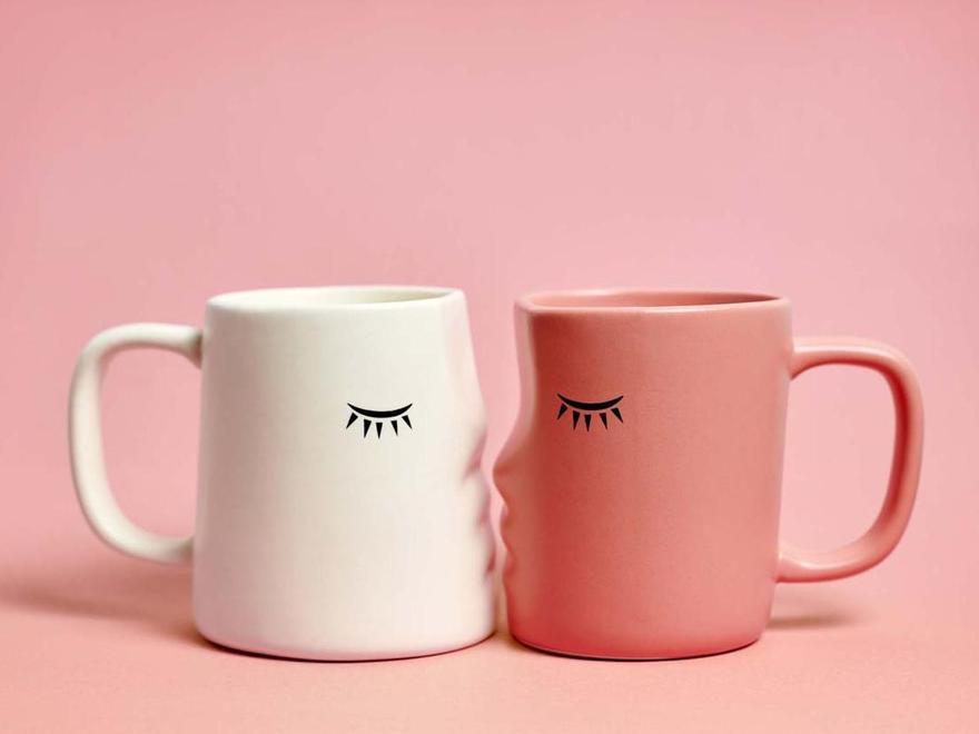 Tazas complementarias que encajan en un beso.