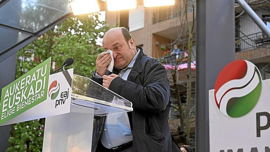 El presidente del EBB, Andoni Ortuzar, se seca las lágrimas ayer en Sestao al recordar la figura del lehendakari ohia José Antonio Ardanza. | FOTO: OSKAR GONZÁLEZ