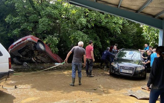 Vecinos empujan el coche de Xabier Zelaieta.