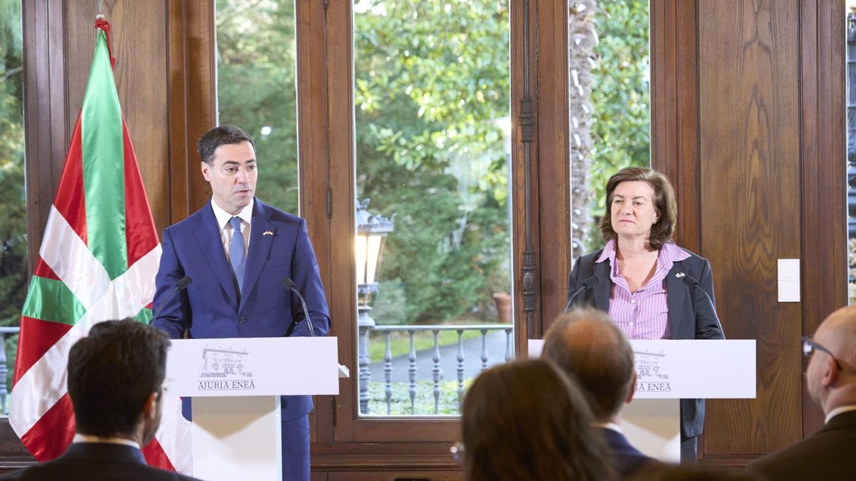 Imanol Pradales junto a la primera ministra de Gales, Eluned Morgan