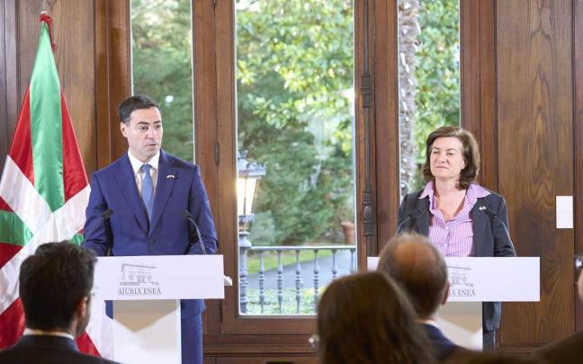 Imanol Pradales junto a la primera ministra de Gales, Eluned Morgan