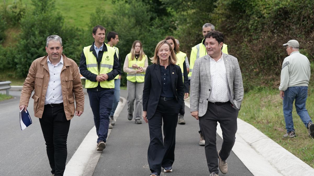 Felix Urkiola, Eider Mendoza y Xabier Txurruka visitando las obras de la variante este miércoles.
