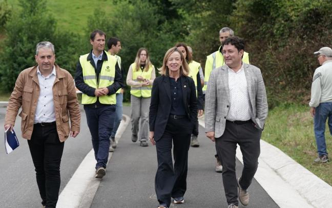 Felix Urkiola, Eider Mendoza y Xabier Txurruka visitando las obras de la variante este miércoles. / Pedro Amundarain Felix Urkiola, Eider Mendoza y Xabier Txurruka visitando las obras de la variante este miércoles.