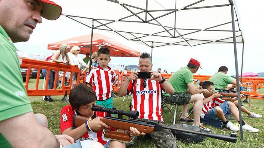 Un niño dispara un arma de caza.