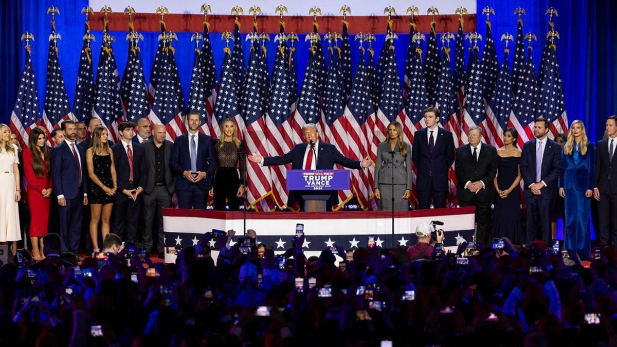 Donald Trump acompañado de sus colaboradores y de su familia en el discurso de la victoria.