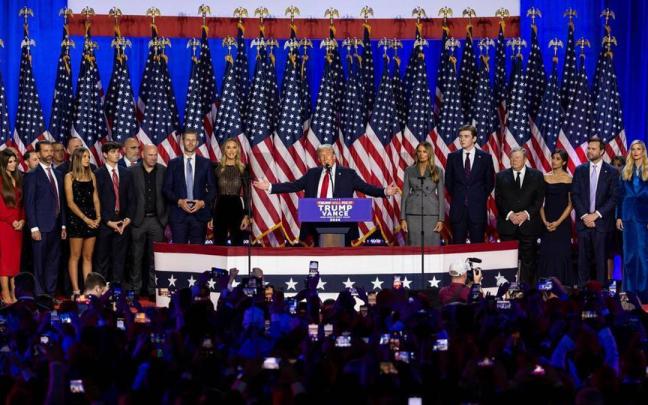 Donald Trump acompañado de sus colaboradores y de su familia en el discurso de la victoria.