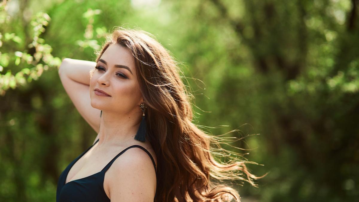 Mujer luce una melena saludable.