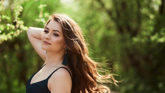 Mujer luce una melena saludable. Mujer luce una melena saludable.