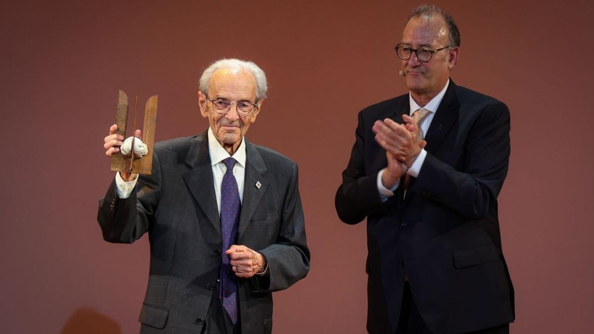 Pere Lluís Font recibe el Premi d'Honor de les Lletres Catalanes.