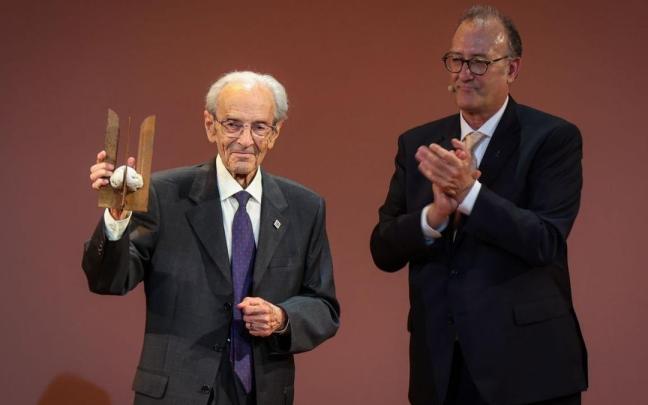Pere Lluís Font recibe el Premi d'Honor de les Lletres Catalanes.