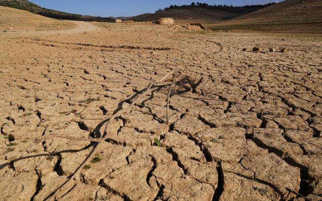 Los restos del antiguo pueblo de Peñarubia han quedado al descubierto por la ausencia de agua en el embalse de Guadalteba a causa de la extrema sequía a 3 de febrero de 2024 en Málaga, Andalucía.//Álex Zea.