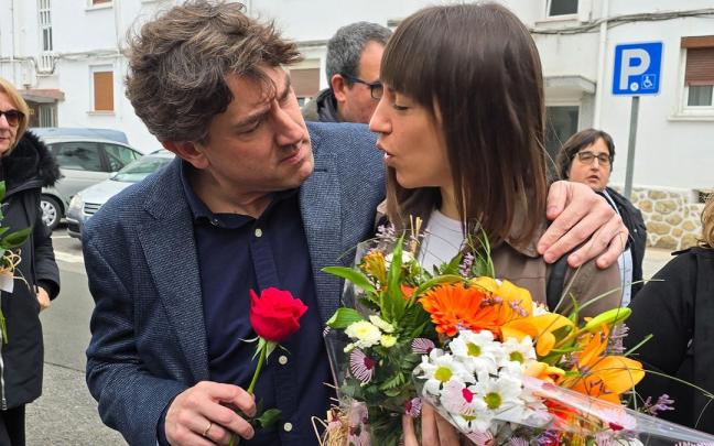 Eneko Andueza, ayer junto a Sandra, hija de Isaías Carrasco, asesinado por ETA hace 15 años.