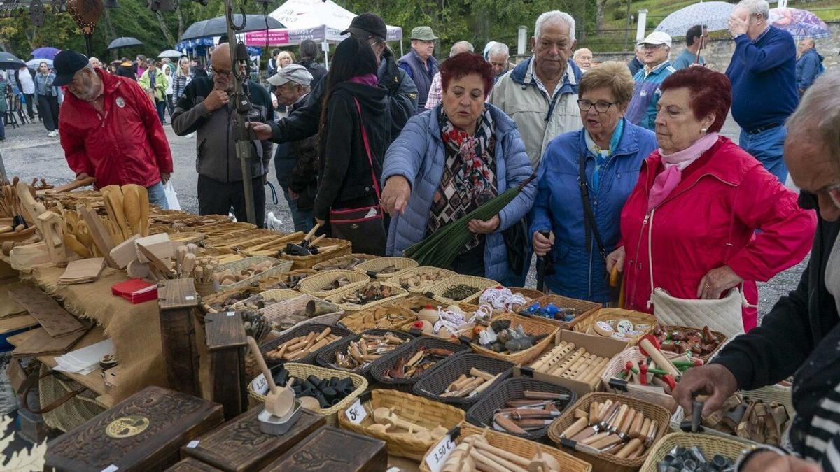 Ambiente en los puestos artesanos en una anterior Feria de Angosto