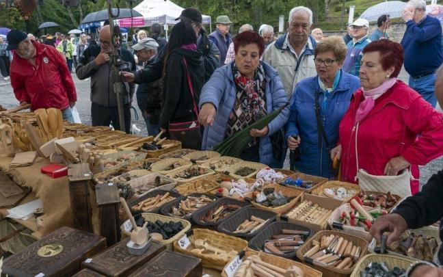 Ambiente en los puestos artesanos en una anterior Feria de Angosto