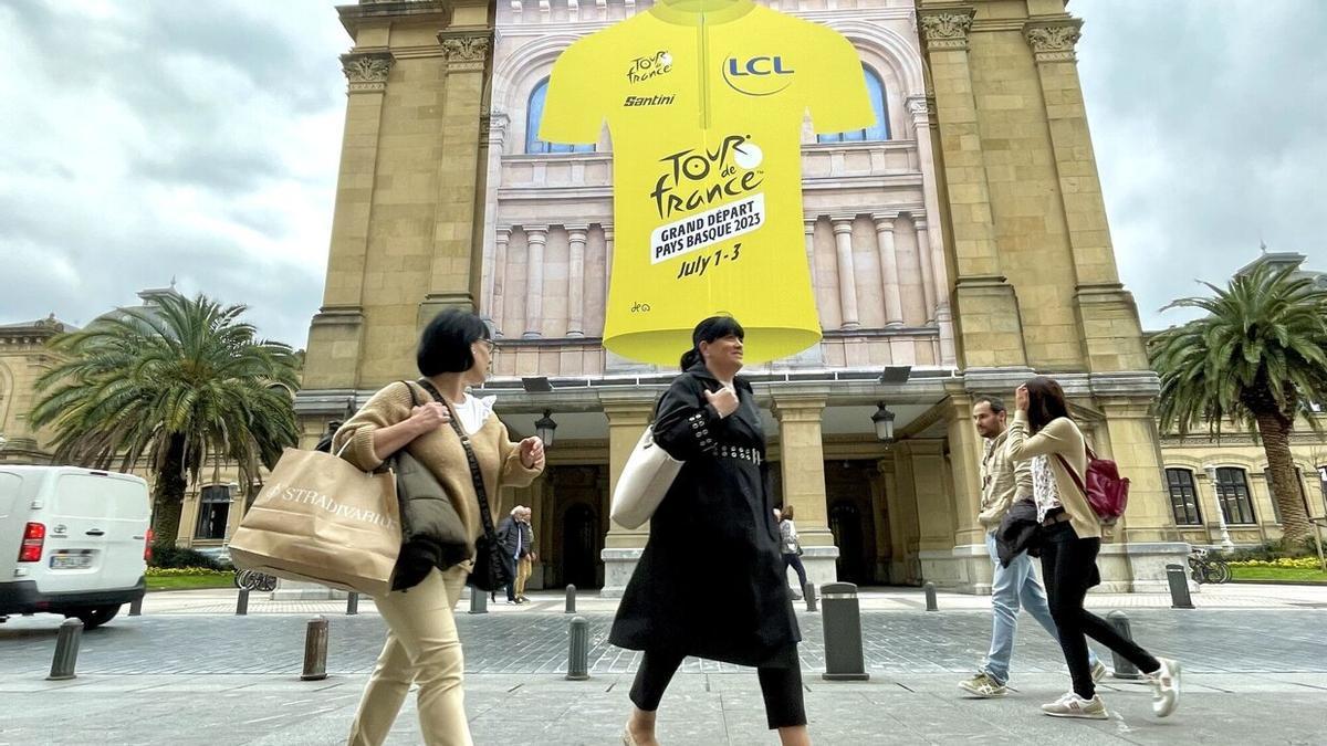 Maillot amarillo gigante en el Ayuntamiento de Donostia