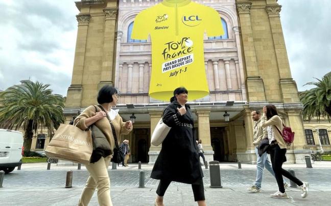 Maillot amarillo gigante en el Ayuntamiento de Donostia