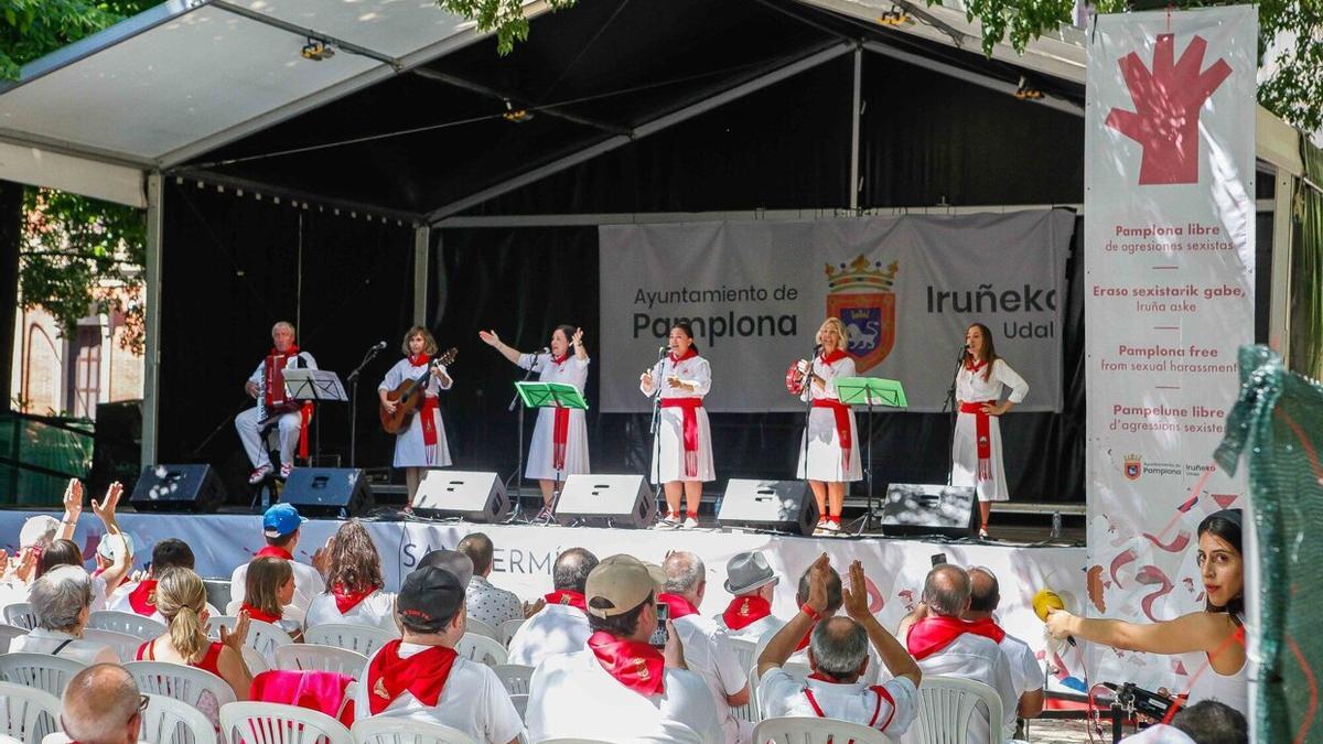 Jotas en el Paseo Sarasate durante los Sanfermines