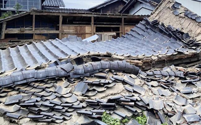 Un edificio derrumbado debido al terremoto en la ciudad de Suzu, en la prefectura japonesa de Ishikawa.