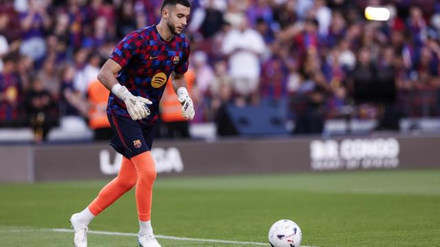 Joan García, durante un partido con el F.C. Barcelona.