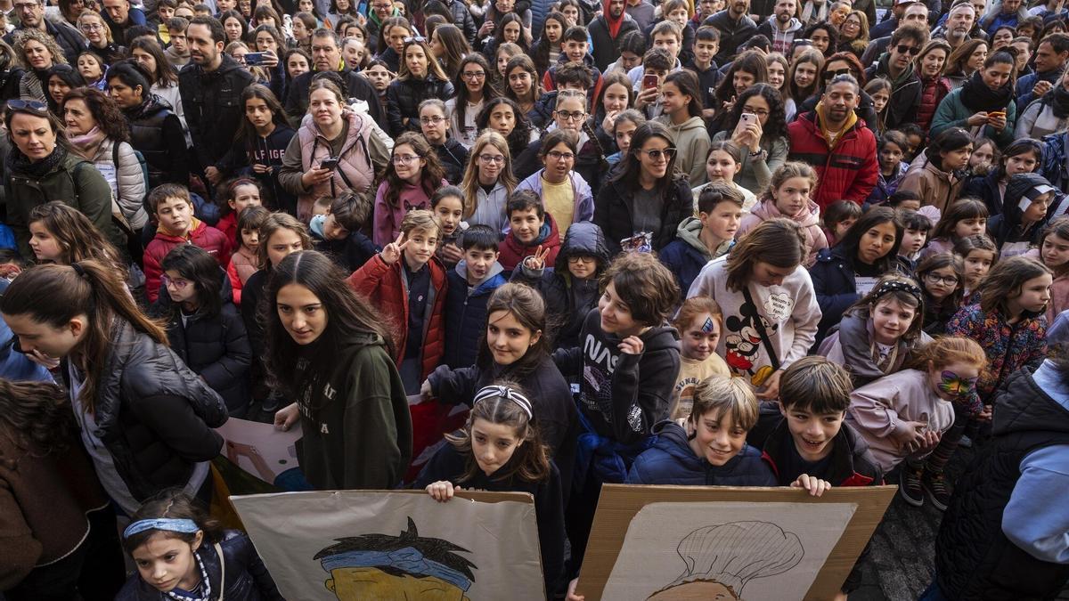 Cientos de personas reunidas en la plaza de los Burgos para celebrar la Caminhada.