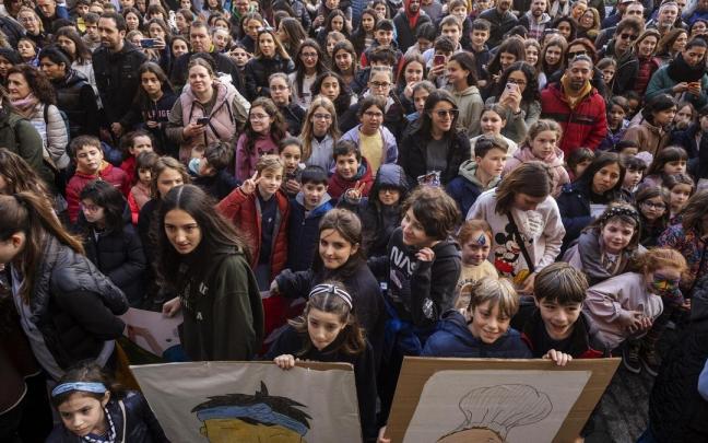 Cientos de personas reunidas en la plaza de los Burgos para celebrar la Caminhada. Cientos de personas reunidas en la plaza de los Burgos para celebrar la Caminhada.