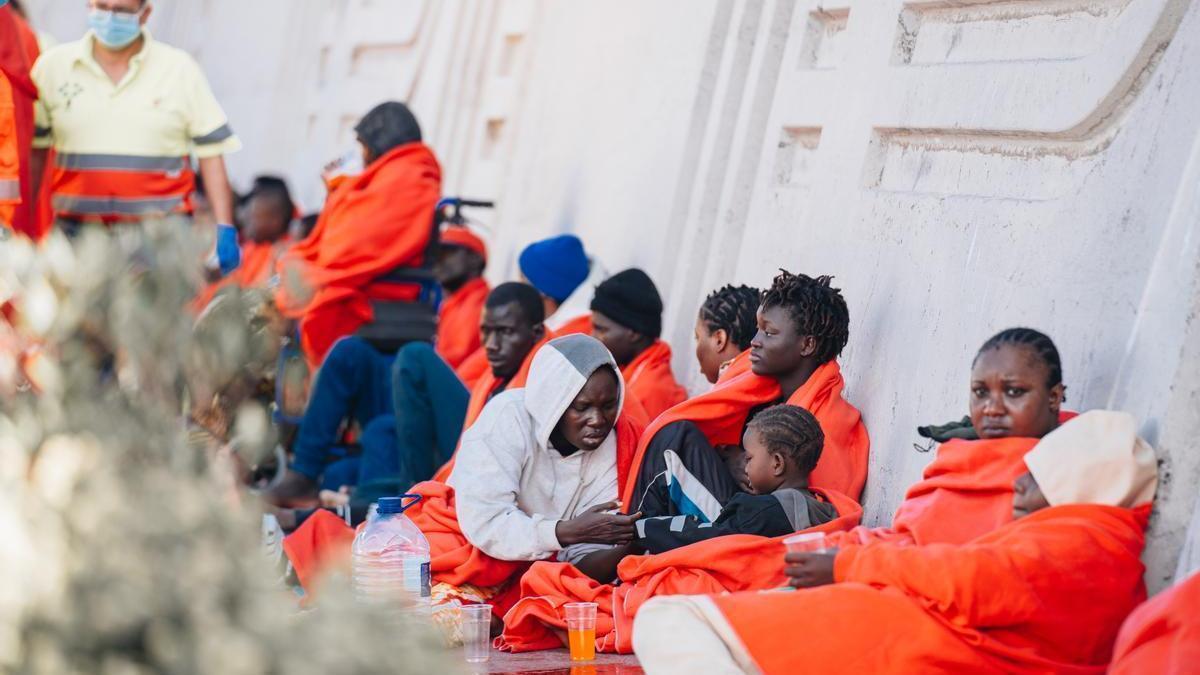 Migrantes tras su llegada a Canarias.