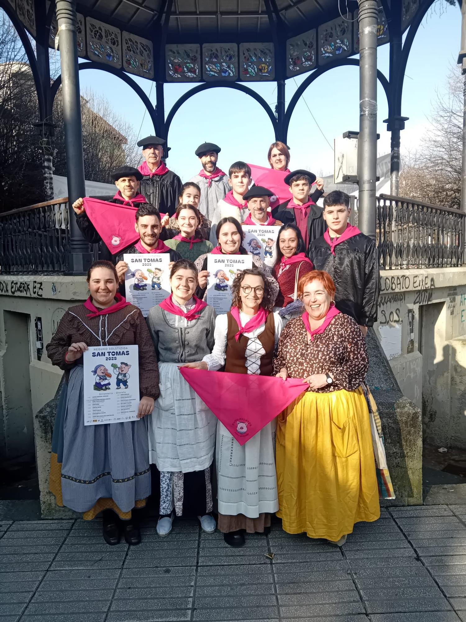 Antolakuntza batzordeko ordezkariak aurkezpenean.