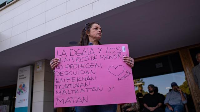 Una persona protesta en la entrada del hospital Sant Camil de Barcelona contra la eutanasia de Noelia Castillo.