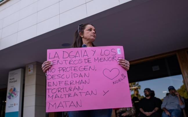 Una persona protesta en la entrada del hospital Sant Camil de Barcelona contra la eutanasia de Noelia Castillo.