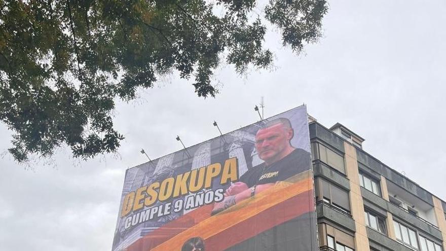 Lona de Desokupa contra Puigdemont y Podemos en la calle Luchana de Madrid.