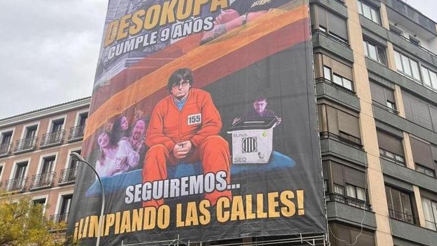 Lona de Desokupa contra Puigdemont y Podemos en la calle Luchana de Madrid.