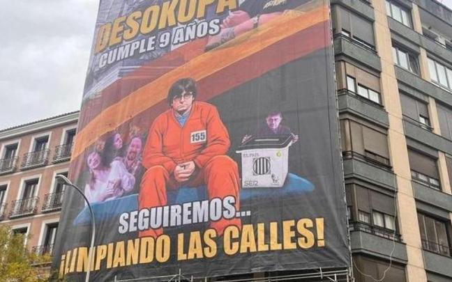 Lona de Desokupa contra Puigdemont y Podemos en la calle Luchana de Madrid.