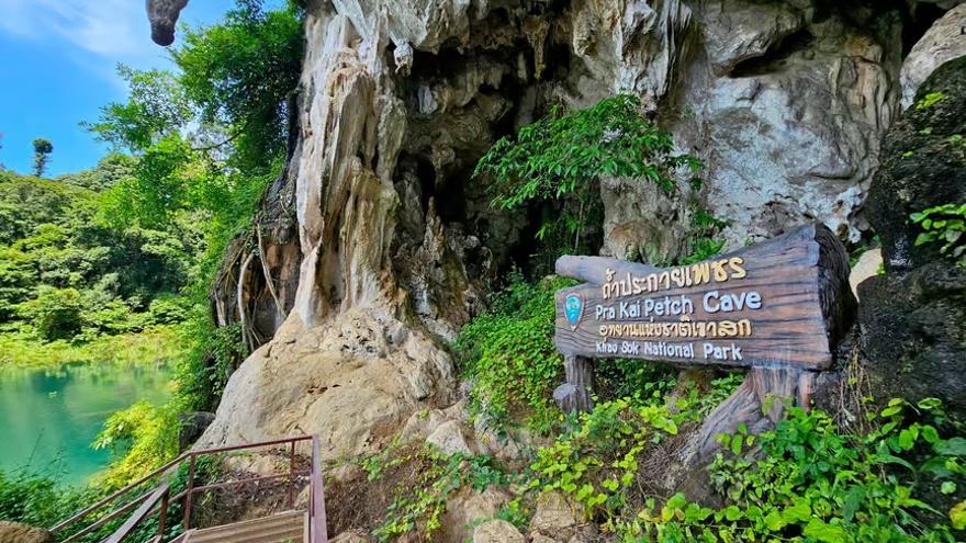 Acceso a la cueva de Tham Luang.
