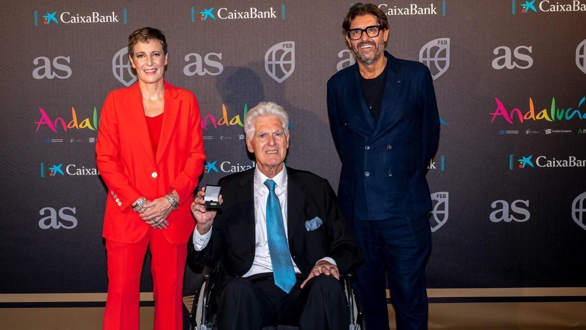 Moncho Monsalve (en el centro), leyenda del baloncesto español y miembro del Hall of Fame de la FEB.