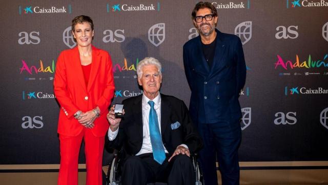 Moncho Monsalve (en el centro), leyenda del baloncesto español y miembro del Hall of Fame de la FEB.