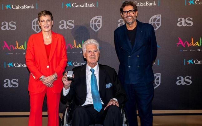 Moncho Monsalve (en el centro), leyenda del baloncesto español y miembro del Hall of Fame de la FEB.