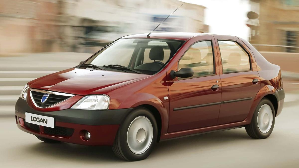 El Logan con el que Dacia resurgió tras ser comprada por Renault para vender coches baratos.