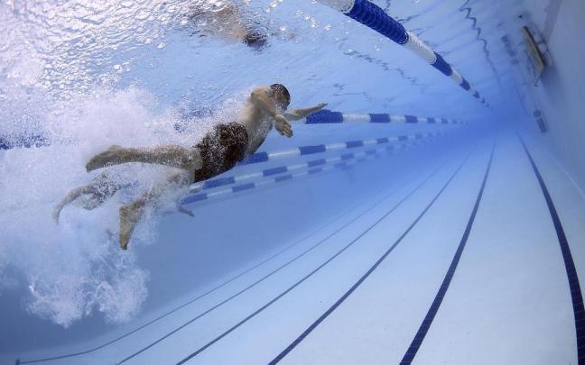 El sistema registra la actividad de los usuarios, mejora su rendimiento y detecta posibles situaciones de riesgo, como un ahogamiento