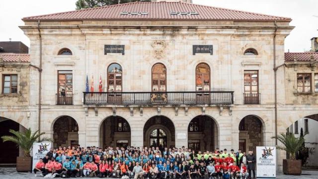 Los 25 equipos, delante del ayuntamiento de Zumarraga.