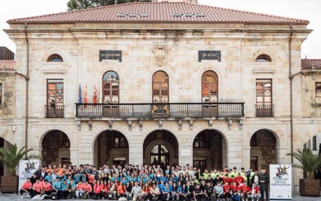 Los 25 equipos, delante del ayuntamiento de Zumarraga.