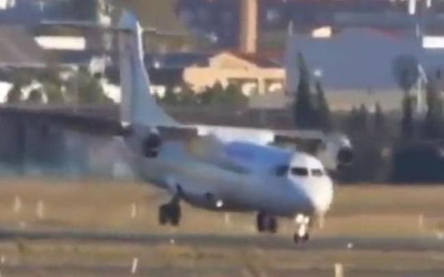 El avión de Royal Air Maroc, intentando aterrizar.