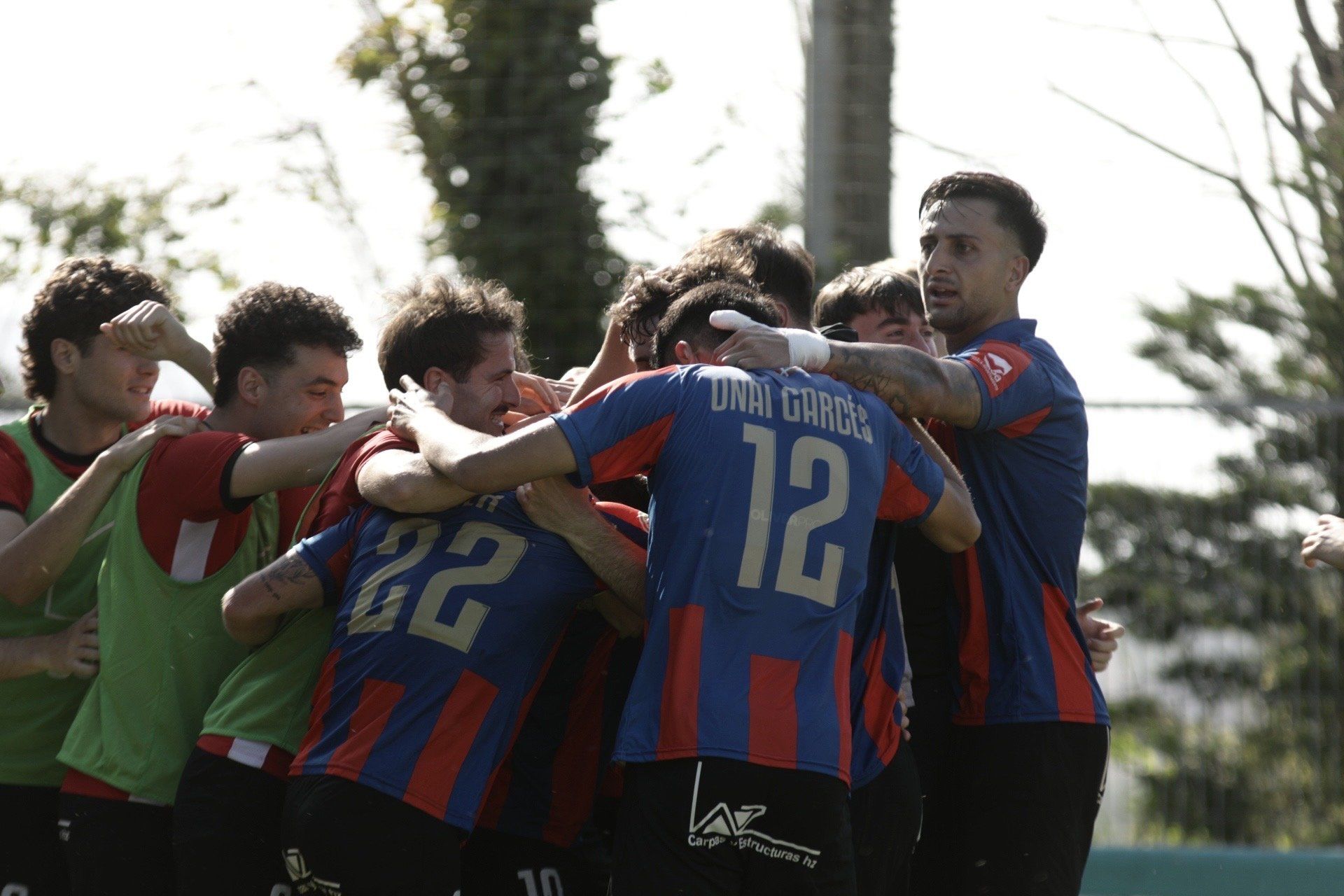 Los jugadores de la SD Leios festejan la calificación ante el Touring. / FOTOS NATALIA ZAMORA