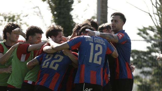 Los jugadores de la SD Leios festejan la calificación ante el Touring. / FOTOS NATALIA ZAMORA