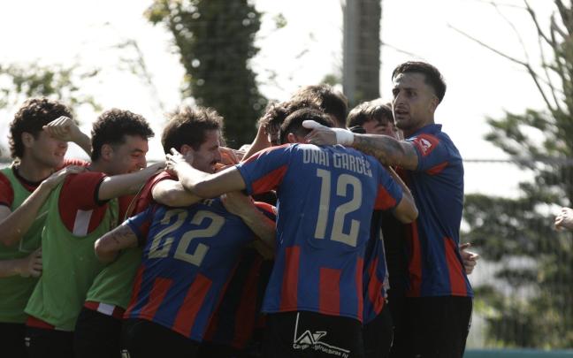 Los jugadores de la SD Leios festejan la calificación ante el Touring. / FOTOS NATALIA ZAMORA