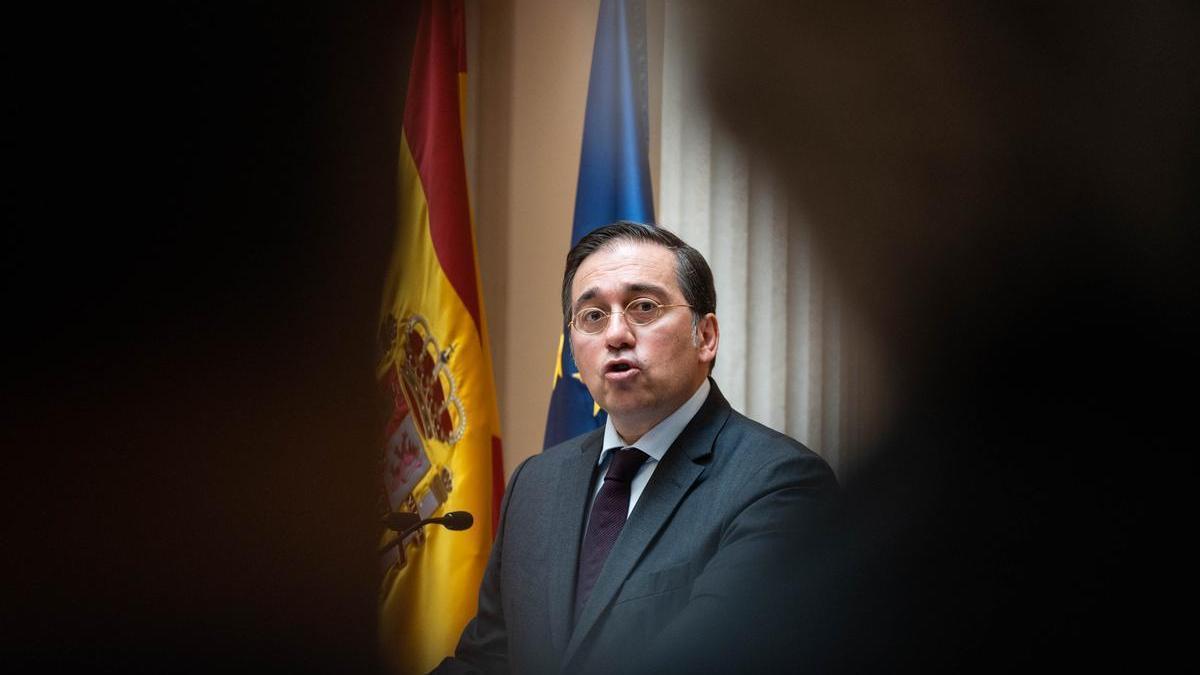 El ministro de Asuntos Exteriores, Unión Europea y Cooperación, José Manuel Albares, durante la rueda de prensa en el Palacio de Viana.