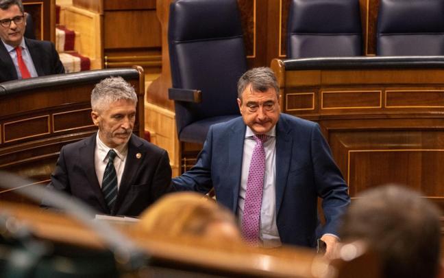 El portavoz del PNV en el Congreso, Aitor Esteban, y el ministro de Interior, Fernando Grande-Marlaska. El portavoz del PNV en el Congreso, Aitor Esteban, y el ministro de Interior, Fernando Grande-Marlaska.