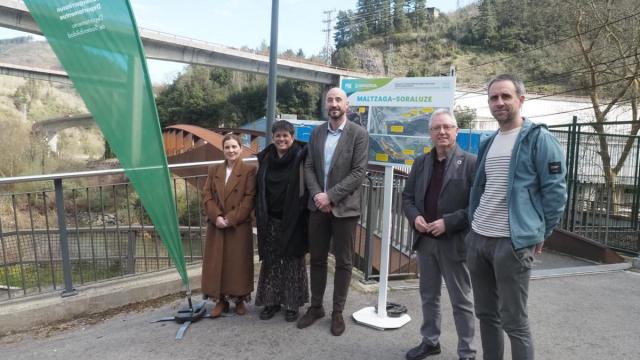 Presentación del futuro bidegorri en Maltzaga por representantes del ente foral y los ayuntamientos de Eibar y Soraluze.